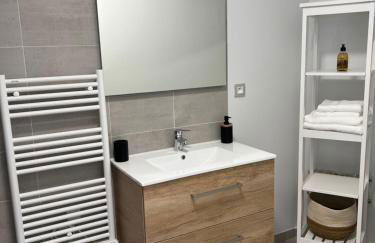 Villa Gaïa - 2 suites lits King size et salles de bain privatives - parking privé - 10 minutes Eurexpo - Aéroport - Groupama Stadium - Foto 8