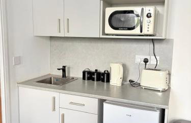 Stylish Studio 4,Weekly,Monthly stay deals,Parking,Contractors,NHS staff,Families,Relocators, nr Sandwell hosp - Foto 13