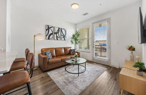 Chic 1BR Frisco Stay, King & Sofa, Pool & Gym - Foto 1