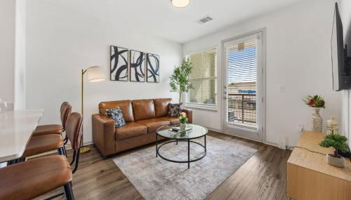 Chic 1BR Frisco Stay, King & Sofa, Pool & Gym - Foto 1