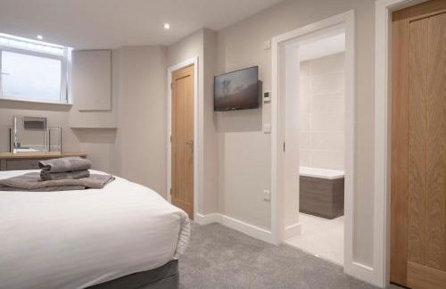 The Hideaway with Cosy Fireplace by LetMeStay - Foto 21