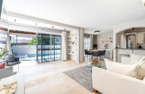 La Caleta Luxury Seaside Villa with 3 Bedrooms and Private Pool - Foto 1