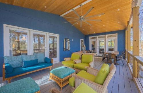 Large Luxury House, King Beds and More, Hot Tub, Theater, Fireplace, Game Room, Ping-pong, Pool Table, Air Hockey, Arcade, River, Big Kitchen, Nice Porch, Quiet, Good for Families and Large Groups, Near UGA Golf Course, Close to UGA & Stanford Stadium - Photo 48