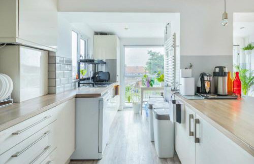 Bright & Stylish 4-Bed Home in the Heart of Morden - Photo 24