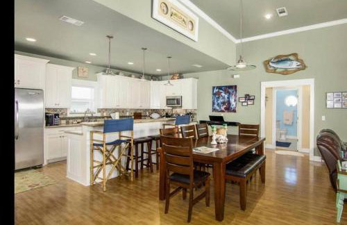 JUST LISTED Beach House Steps Away from the Beach - Foto 14