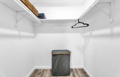 Spacious 2BR Condo close to Restaurants and Nightlife with WiFi - Foto 11