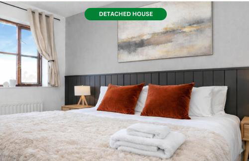 Detached House - Prime Location - Free Parking, Fast Wifi and Smart TVs with Sky TV and Netflix by Yoko Property - Photo 1