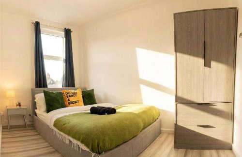 Amanah Properties - Elegant 4-Bedroom Home in Wembley with Parking, Perfect for Contractors - Foto 25