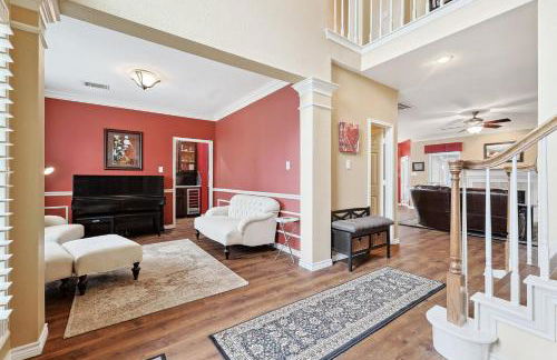 DFW Getaway - 4 Bedrooms Pool Oasis Media Room - Photo 6