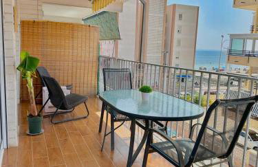 Apartamento con terraza y parking en primera línea - Foto 1