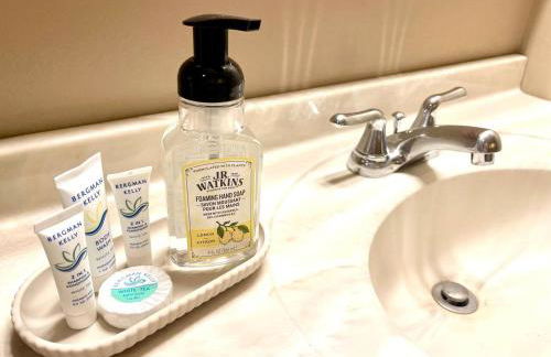 Spacious King Bed Suite at Antique Store - Foto 18