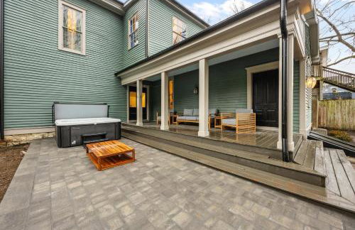 Bourbon-themed home w arcade & hot tub for groups - Foto 49