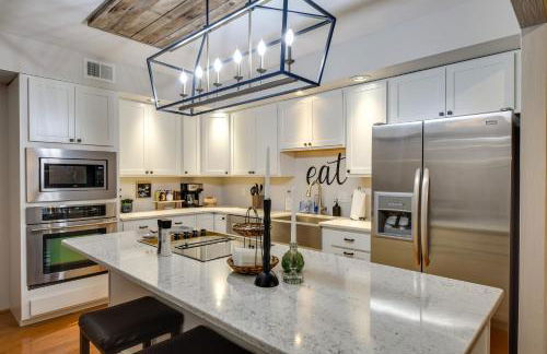 Large Home with Game Room, 4 Mi to Mississippi River - Foto 4