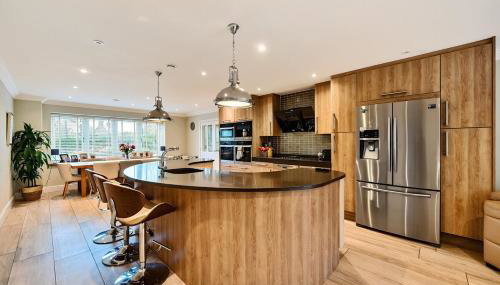 Luxurious Modern Henley Home with Pool & Hot Tub, 5 Bedrooms, Parking - Foto 5, stove, pet friendly, toaster, minibar
