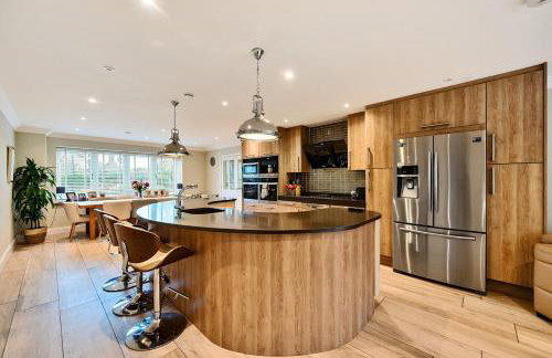 Luxurious Modern Henley Home with Pool & Hot Tub, 5 Bedrooms, Parking - Foto 5