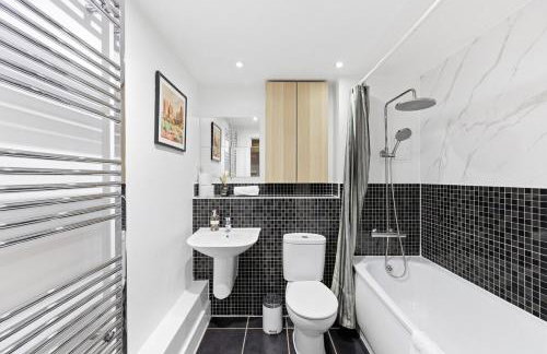 Elegant 2 Bedroom Apartment with Balcony - Near the High Street - Free Parking, Fast Wifi and Sky TV by Yoko Property - Foto 10