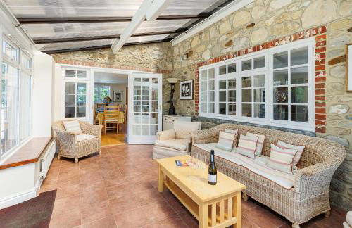 Rookley Farm Lodge Charming Manor Pool House with Heated Pool, Tennis Court & Gardens - Isle of Wight Rural Countryside Escape - Foto 26