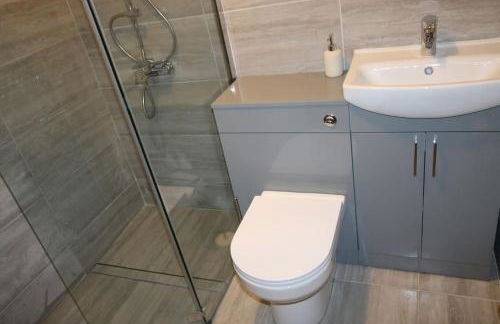 Entire -4 Bedrooms Detached House with Driveway - Foto 30