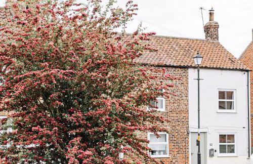 NEW Thirsk Stays - Herriot's Hideaway - Photo 1