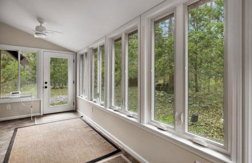 Loft Wood Stove Fire Pit Grill & Deck on Creek - Foto 30