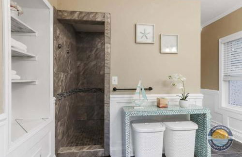 New Pet Friendly Walking Distance to Lake Front - Foto 14