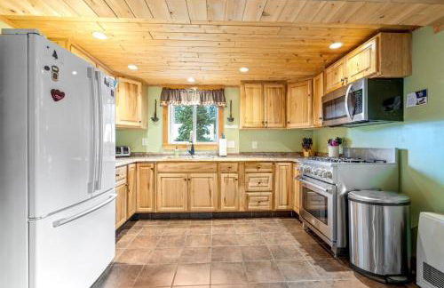 The Chalet - Spacious 7 bedroom near Sugarloaf, on Snowmobile and UTV trails, Hiking, Golf and Flagstaff Lake across the street - Foto 72