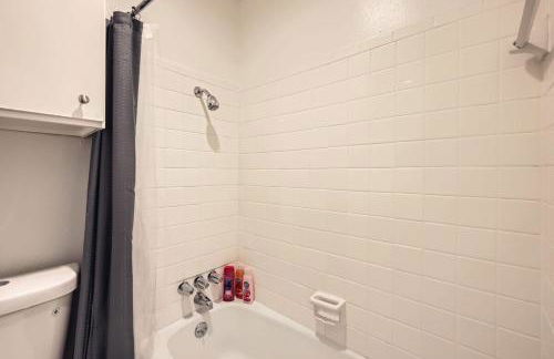 Your Comfy King Suite Getaway - Sleeps 4 - Pool, Prkg - Foto 26