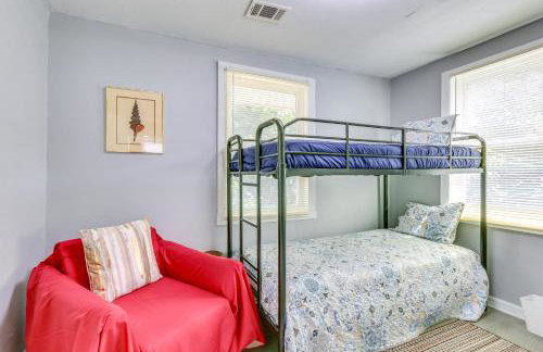 Beachy Home in Heart of Beaufort with Pool Access - Foto 17