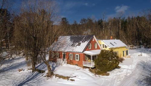 1820 House - VT Charm + Modern Comforts + Hot Tub - Foto 2
