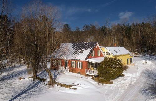 1820 House - VT Charm + Modern Comforts + Hot Tub - Foto 1