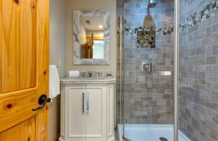 Mins to Hunter Mountain • Sleeps 36 • Pool Spa Games Bar Cozy Peaks Lodge by AvantStay - Foto 34