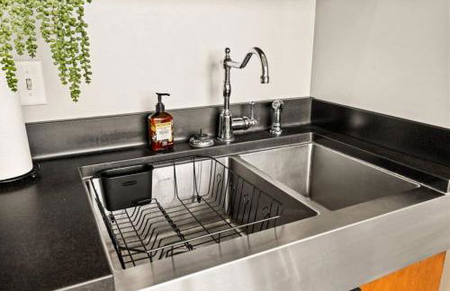 The Urban Loft - Stylish Industrial Living - Foto 16