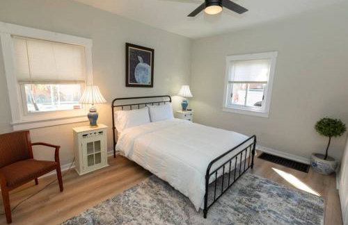 Updated & Comfy Bungalow with Parking Easy Access - Foto 7