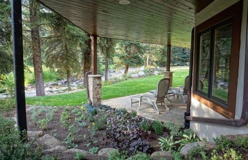 Outdoor Private Hot Tub, In Home Movie Theater, Luxurious Creekside Home - Photo 54