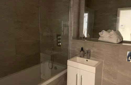 Extra large spacious 1 Bedroom private apartment, Nr St Albans City Station, Business, contractor, Parking, WiFi - Photo 26