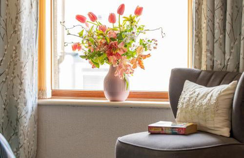 Dog Friendly Cosy Coastal Cottage with Sea Views - Photo 17