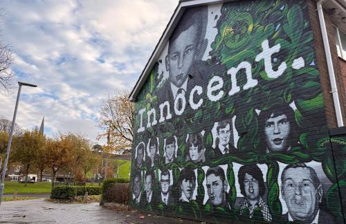 2BR City Centre Apartment By Travel Lets Short Term Rental Agency Derry With Free WiFi - Foto 8