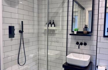 Central 2-Bed Apartment with Balcony & Parking - Foto 28