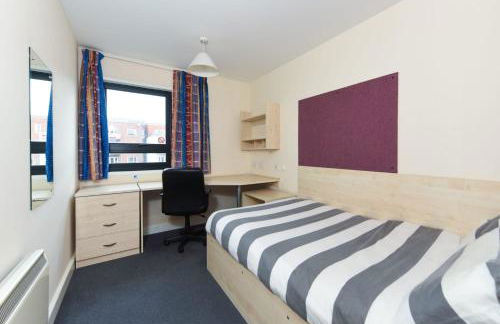 For Students Only Corfe House in Poole - Photo 10