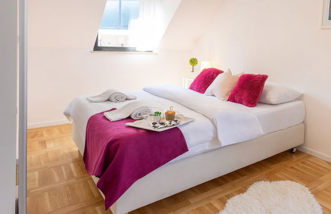 Cozy and Bright Duplex Near City Center - Photo 5