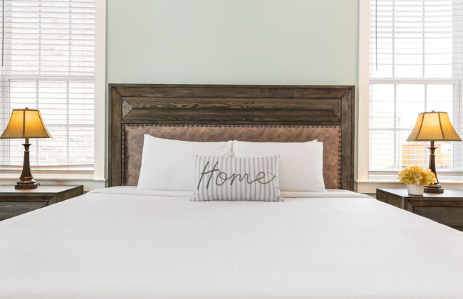 Modern 4 BR Condo with Balcony & Pool - Near FQ - Foto 13