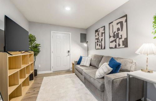 Home in Kansas City 15 mins to KCI with a KING bed and workspace - Foto 11