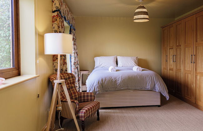 Charming 3BD Cotswolds Family Retreat - Photo 3