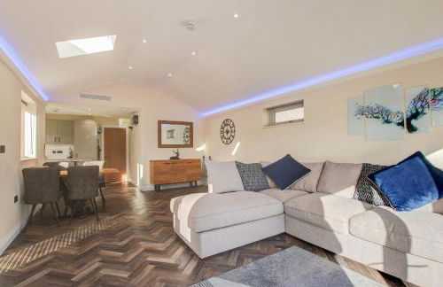 Hunters Cottage - Luxury, high end, hot hub, AC, slipper bath, couples retreat - Photo 43