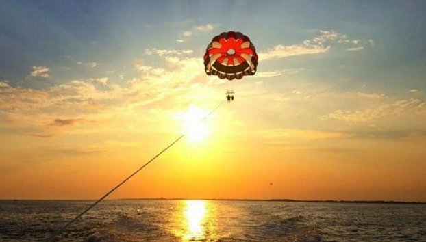 Volo in parasailing di 10 minuti sulla baia di St. George con foto e video inclusi - Foto 2