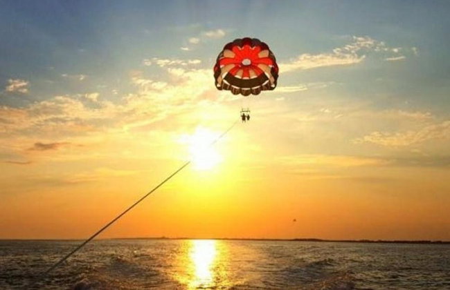 Volo in parasailing di 10 minuti sulla baia di St. George con foto e video inclusi - Foto 2