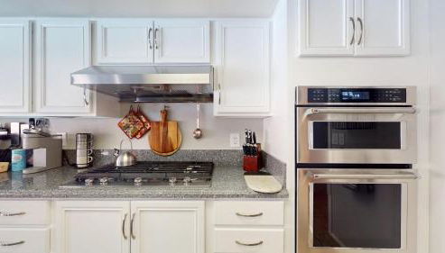 Beautiful Modern Home with Pool in Prime Strip Location - Foto 5