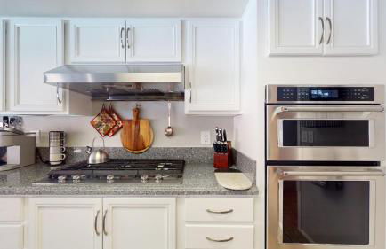 Beautiful Modern Home with Pool in Prime Strip Location - Foto 5