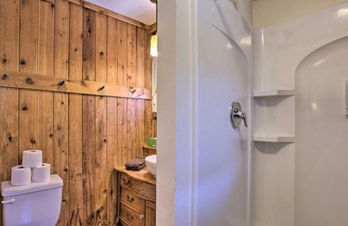 half Mi to Dtwn! Suttons Bay Cottage with Fire Pit - Foto 15