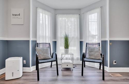 Shades of Gray 4BR Home w Mini Fridges - Foto 16